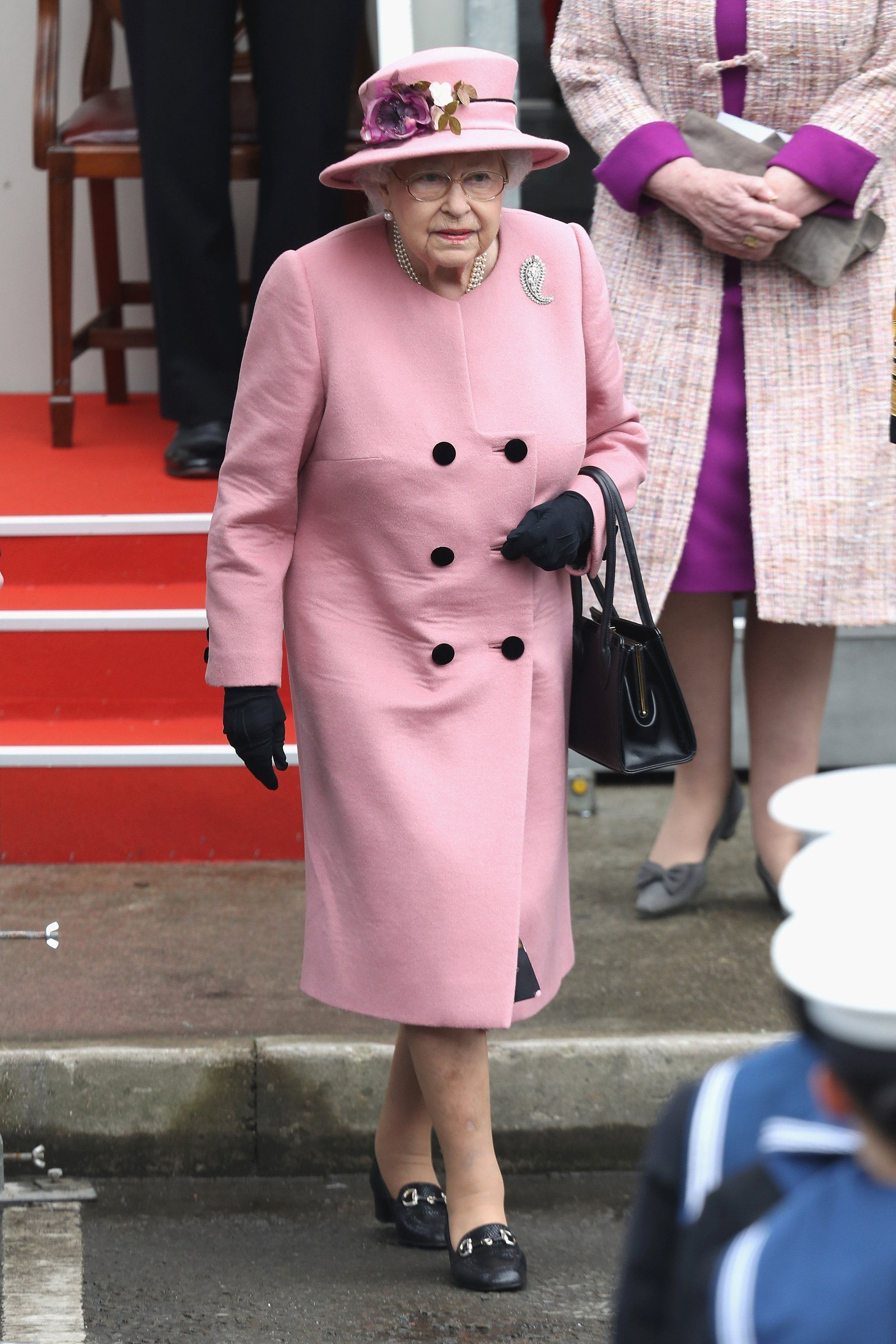 Ngoài gu diện đồ sặc sỡ, Nữ hoàng Anh còn có 5 bí mật làm nên phong cách thời trang không thể trộn lẫn-10