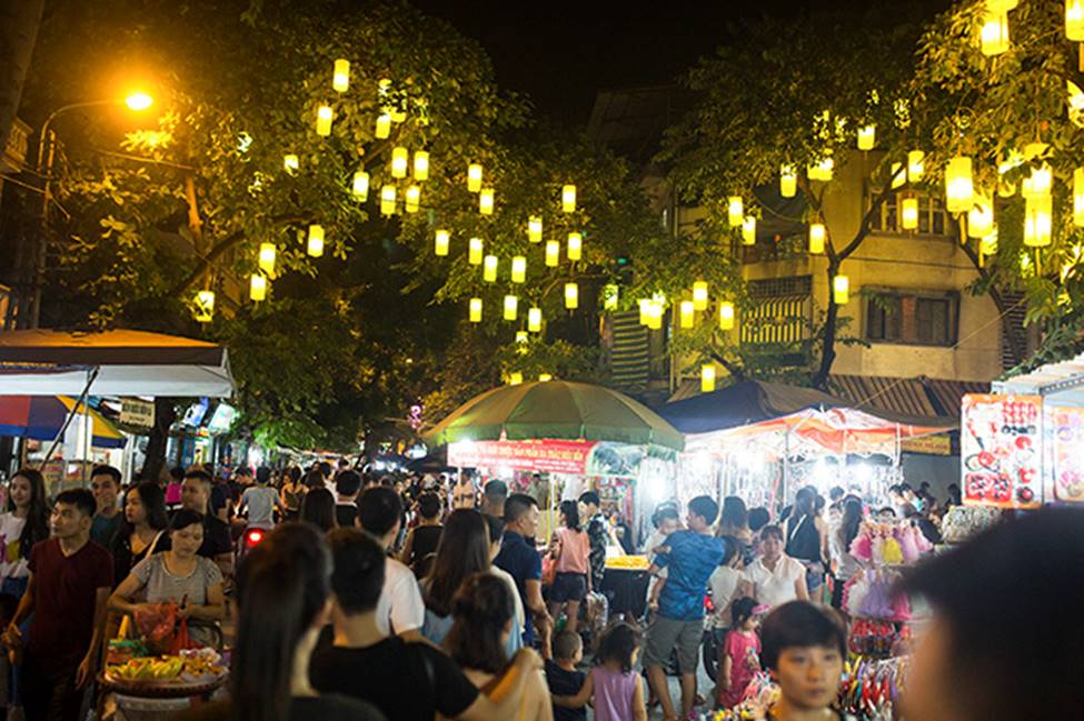 Ảnh: Phố Hàng Mã thất thủ trước đêm trung thu-1