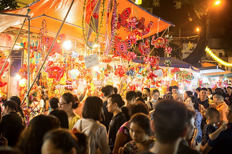 Ảnh: Phố Hàng Mã thất thủ trước đêm trung thu-2