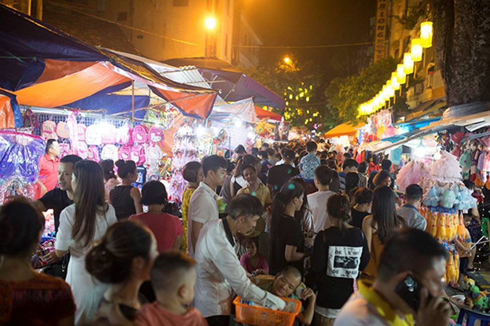 Ảnh: Phố Hàng Mã thất thủ trước đêm trung thu-4