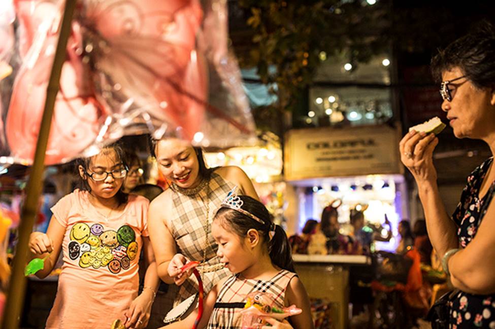 Ảnh: Phố Hàng Mã thất thủ trước đêm trung thu-10