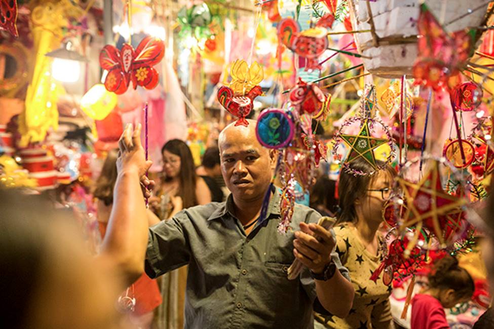 Ảnh: Phố Hàng Mã thất thủ trước đêm trung thu-11