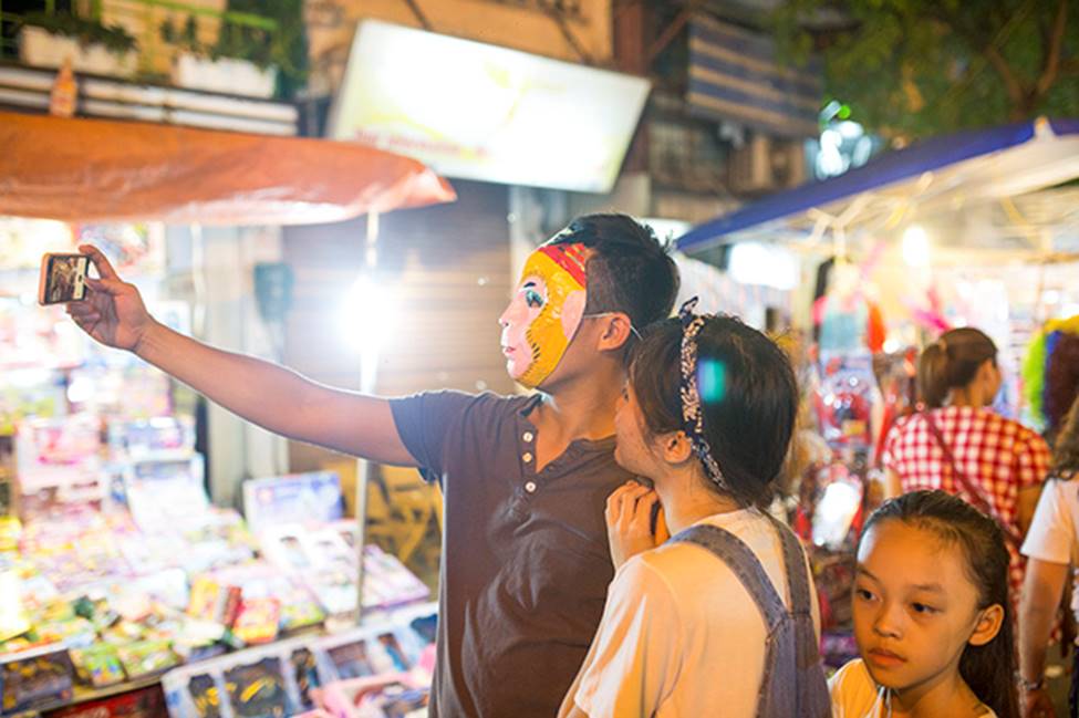 Ảnh: Phố Hàng Mã thất thủ trước đêm trung thu-12