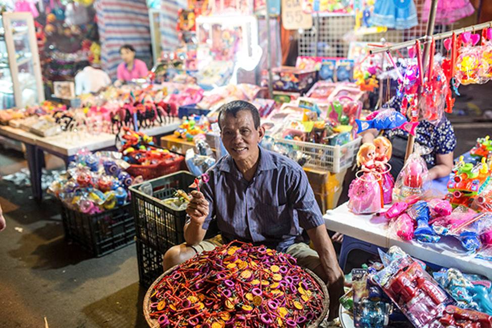 Ảnh: Phố Hàng Mã thất thủ trước đêm trung thu-5