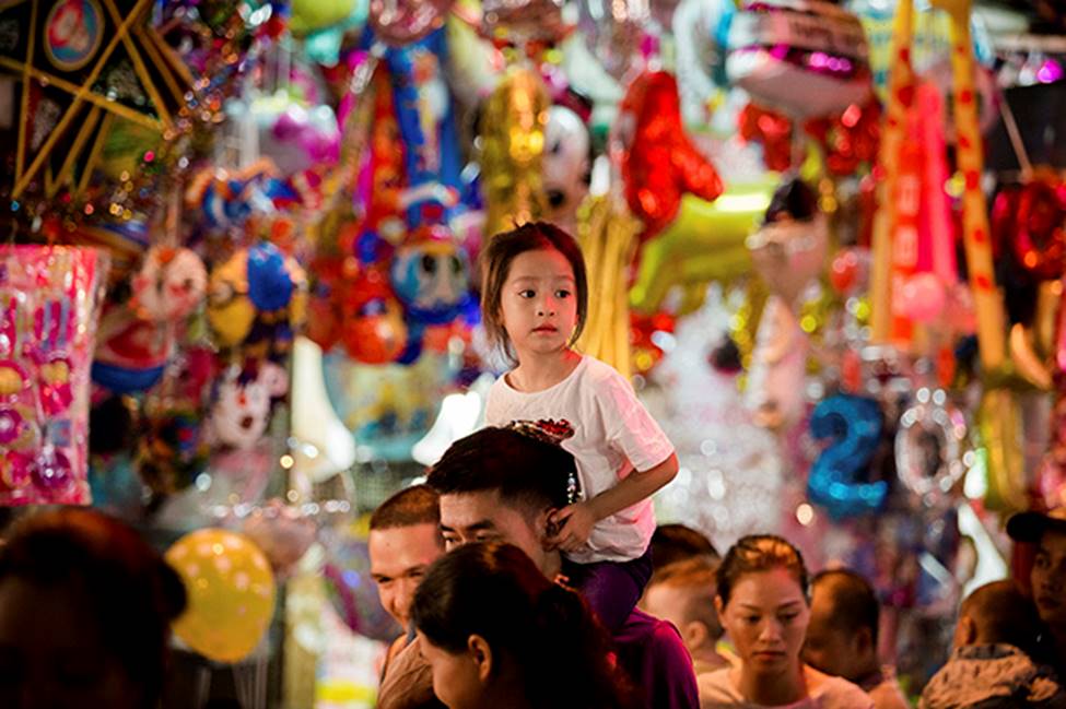 Ảnh: Phố Hàng Mã thất thủ trước đêm trung thu-6