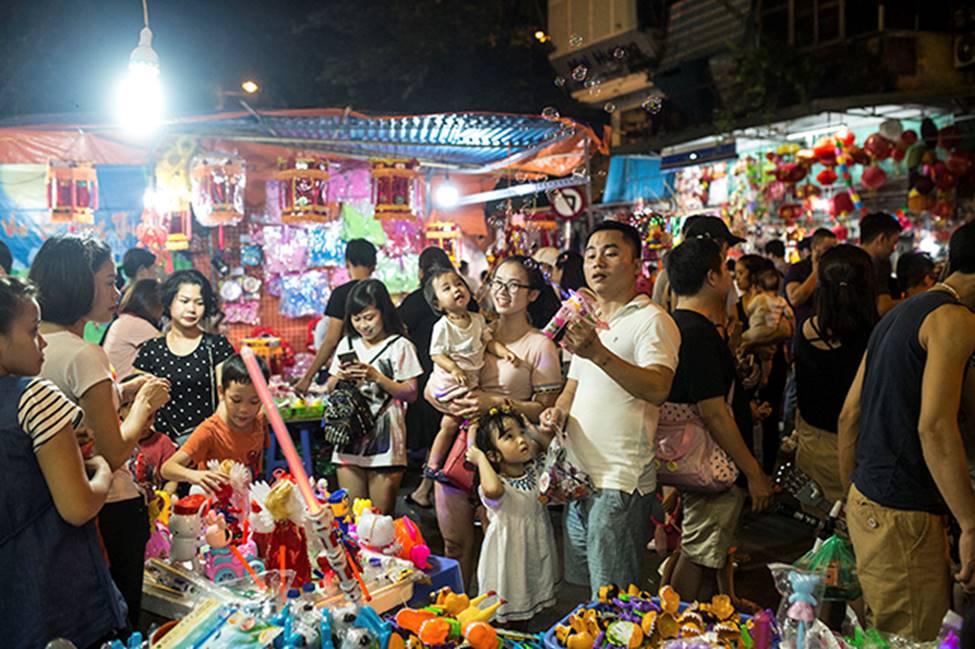 Ảnh: Phố Hàng Mã thất thủ trước đêm trung thu-7