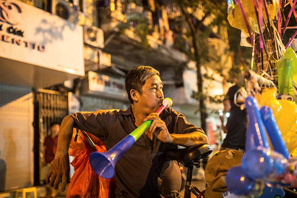 Ảnh: Phố Hàng Mã thất thủ trước đêm trung thu-8