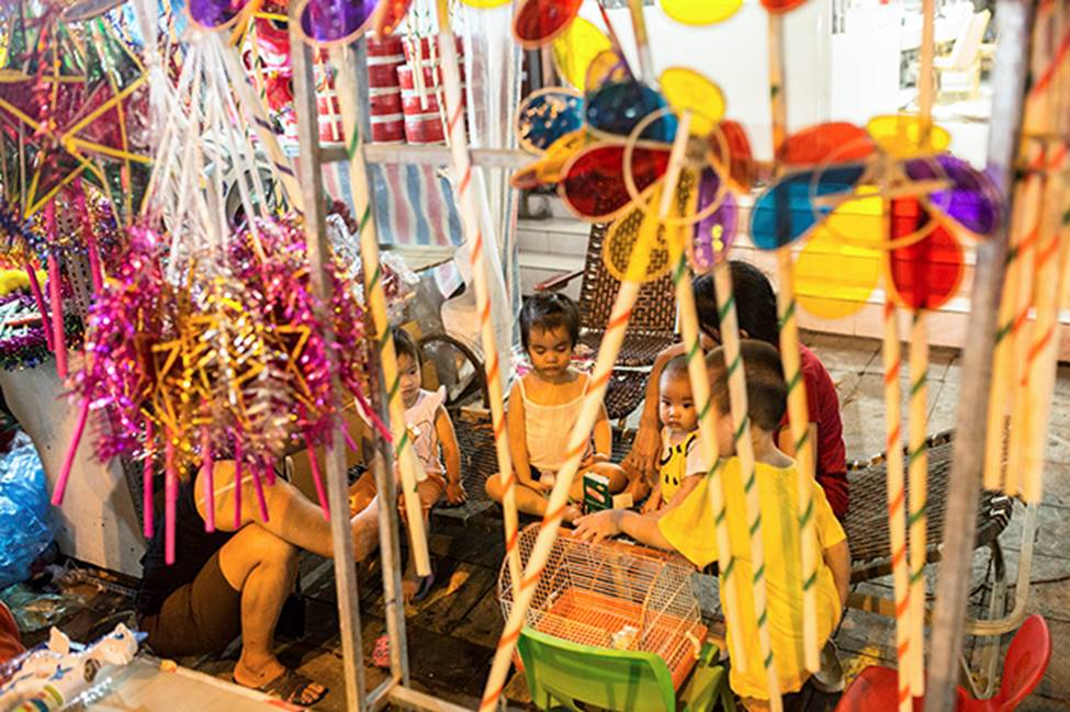 Ảnh: Phố Hàng Mã thất thủ trước đêm trung thu-9