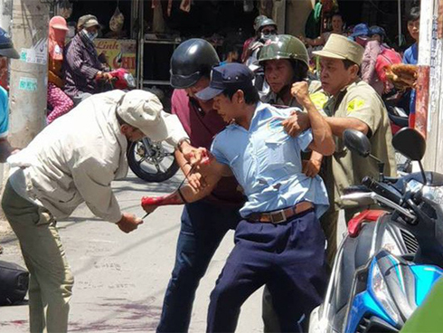 Bảo vệ nghi ngáo đá cầm dao tự cắt tay giữa chợ ở Sài Gòn-1