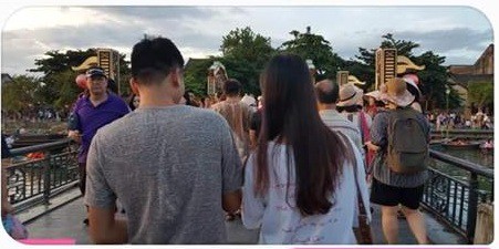 Chàng trai bảo đang họp, nhưng lại bị người yêu bắt gặp đi với gái lạ ở một nơi xa, và đây là lời giải thích-2