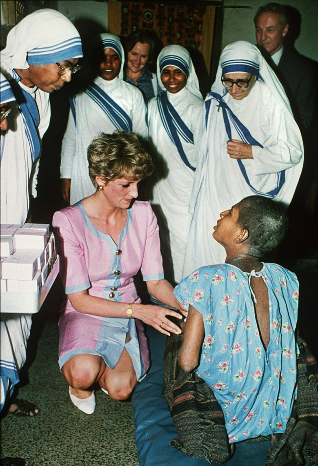 Không đi làm và luôn diện đồ hiệu, rốt cuộc chị em dâu Kate - Meghan lấy đâu ra tiền để chi trả cho những bộ cánh của mình?-7