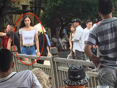 Hoa hậu Trần Tiểu Vy dịu dàng trong tà áo dài nữ sinh, về trường cũ tại Hội An dự lễ chào cờ-17