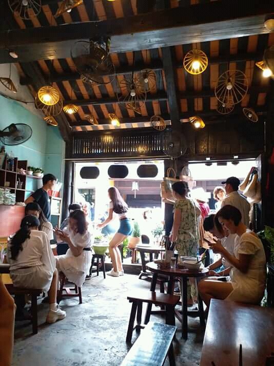 Khoảnh khắc tân Hoa hậu Trần Tiểu Vy xuất hiện ngoài đời thường gây sốt mạng xã hội-4