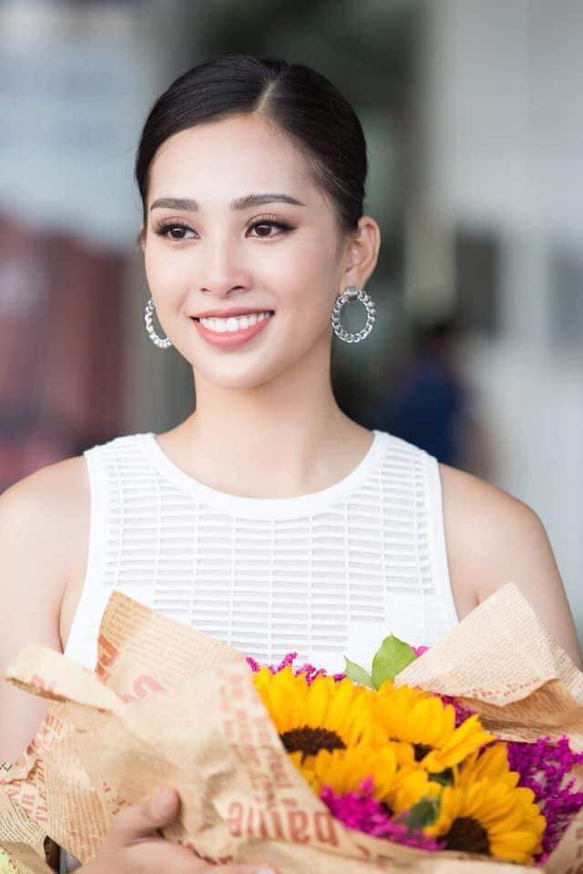 Khoảnh khắc tân Hoa hậu Trần Tiểu Vy xuất hiện ngoài đời thường gây sốt mạng xã hội-5