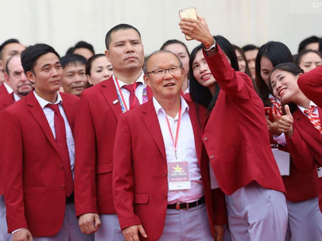 Trợ lý ngôn ngữ Lê Huy Khoa sẽ ngưng làm việc cho HLV Park Hang Seo?-2