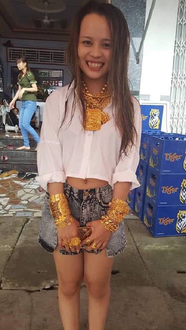 Cô dâu Hậu Giang gây choáng khi trĩu cổ” đeo 129 cây vàng được trao làm của hồi môn khiến dân tình vừa thương vừa tị-3