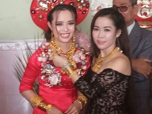 Cô dâu Hậu Giang gây choáng khi “trĩu cổ” đeo 129 cây vàng được trao làm của hồi môn khiến dân tình vừa