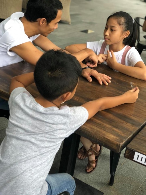 Khi đồng nghiệp nô nức đi cúng Tổ nghề, Phạm Anh Khoa làm lễ đơn giản tại nhà-11