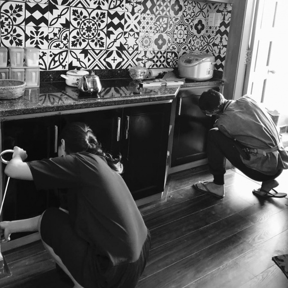 Khi đồng nghiệp nô nức đi cúng Tổ nghề, Phạm Anh Khoa làm lễ đơn giản tại nhà-13