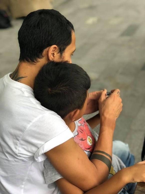 Khi đồng nghiệp nô nức đi cúng Tổ nghề, Phạm Anh Khoa làm lễ đơn giản tại nhà-5