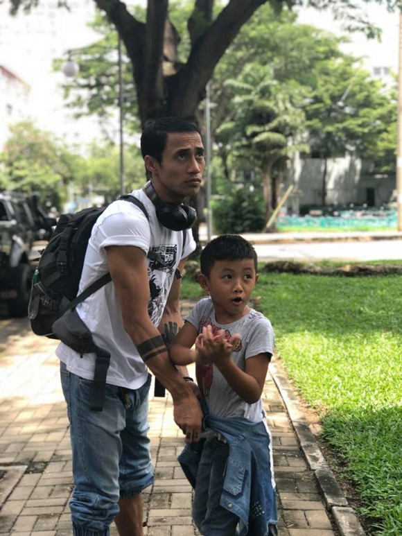 Khi đồng nghiệp nô nức đi cúng Tổ nghề, Phạm Anh Khoa làm lễ đơn giản tại nhà-9