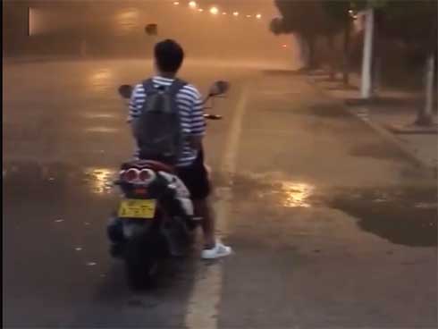 Clip: Tóm gọn trăn khủng bò vào nhà dân lúc nửa đêm ở Bình Dương-1