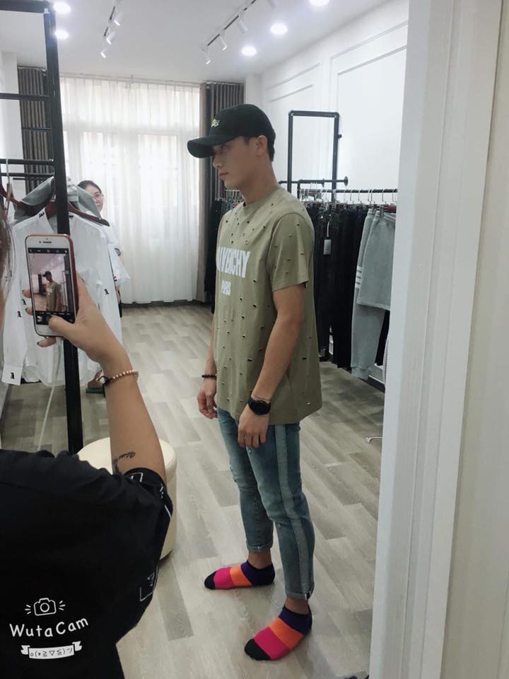 Người người nhà nhà đi chơi vui Tết Trung thu, thủ thành Bùi Tiến Dũng lại âm thầm về quê thăm bố mẹ-1