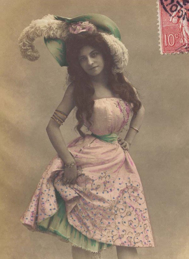 Bí mật về cuộc sống của nữ diễn viên điện ảnh sở hữu vòng eo con kiến nhỏ nhất thế giới, trông không khác gì chiếc đồng hồ cát-4