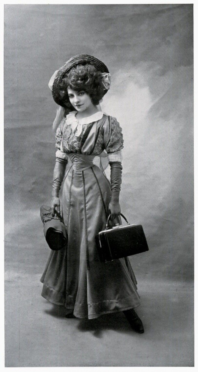 Bí mật về cuộc sống của nữ diễn viên điện ảnh sở hữu vòng eo con kiến nhỏ nhất thế giới, trông không khác gì chiếc đồng hồ cát-6