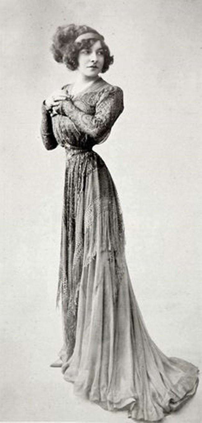 Bí mật về cuộc sống của nữ diễn viên điện ảnh sở hữu vòng eo con kiến nhỏ nhất thế giới, trông không khác gì chiếc đồng hồ cát-10