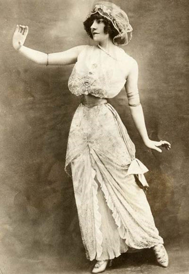 Bí mật về cuộc sống của nữ diễn viên điện ảnh sở hữu vòng eo con kiến nhỏ nhất thế giới, trông không khác gì chiếc đồng hồ cát-11