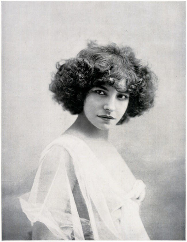 Bí mật về cuộc sống của nữ diễn viên điện ảnh sở hữu vòng eo con kiến nhỏ nhất thế giới, trông không khác gì chiếc đồng hồ cát-12