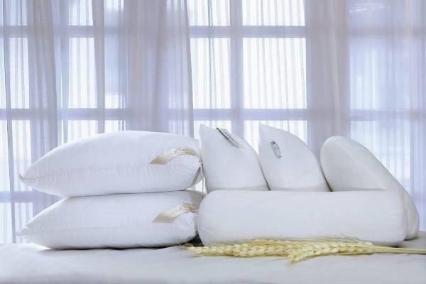 Sau 1 thời gian sử dụng ruột gối thường bị ố vàng, loang lổ tuy nhiên bạn không nên vứt đi ngay mà hãy làm theo cách này-1