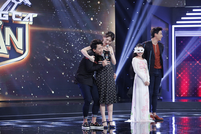 Hari Won lén nắm tay người mẫu to cao, Trấn Thành nổi ghen-2