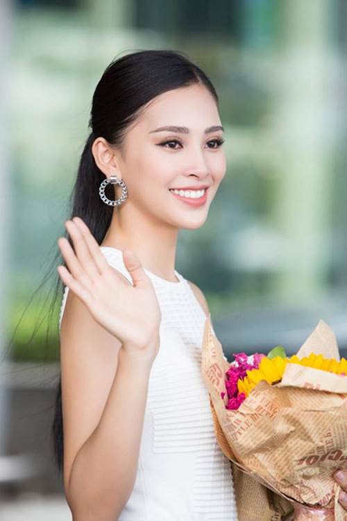 Trang điểm đơn giản khi về nhà, Tân hoa hậu 2018 còn rạng rỡ hơn cả lúc đăng quang-2