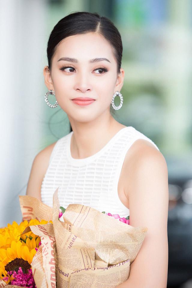 Trang điểm đơn giản khi về nhà, Tân hoa hậu 2018 còn rạng rỡ hơn cả lúc đăng quang-3