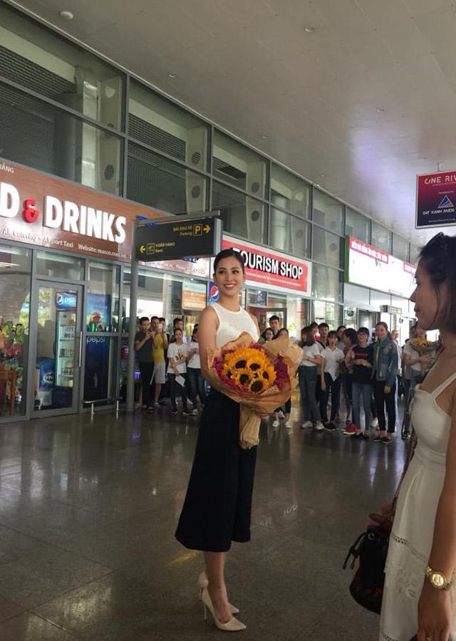 Trang điểm đơn giản khi về nhà, Tân hoa hậu 2018 còn rạng rỡ hơn cả lúc đăng quang-12