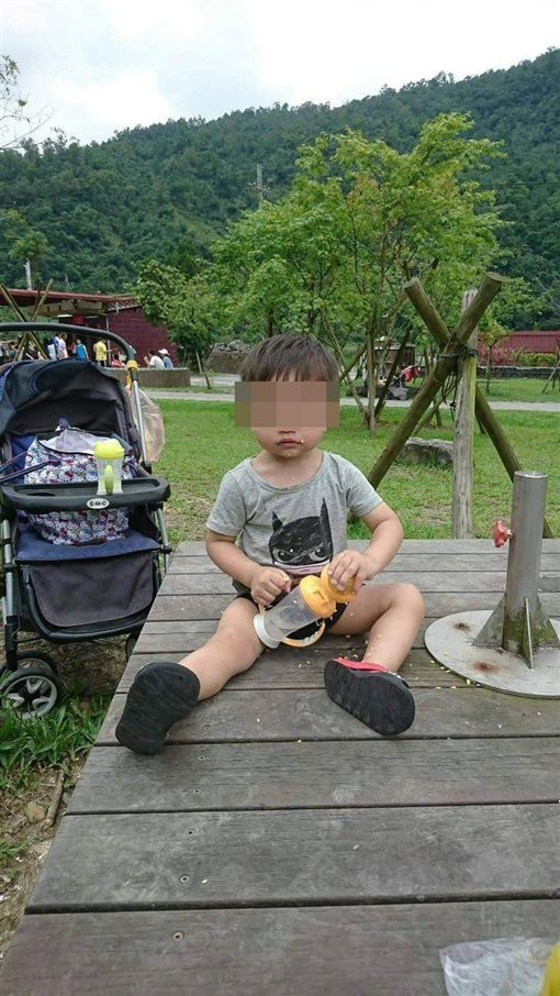 Đến nhà chồng cũ thăm con, người phụ nữ suýt ngất trước cảnh tượng khủng khiếp của con trai 3 tuổi ngay tại ban công trước cửa nhà-4