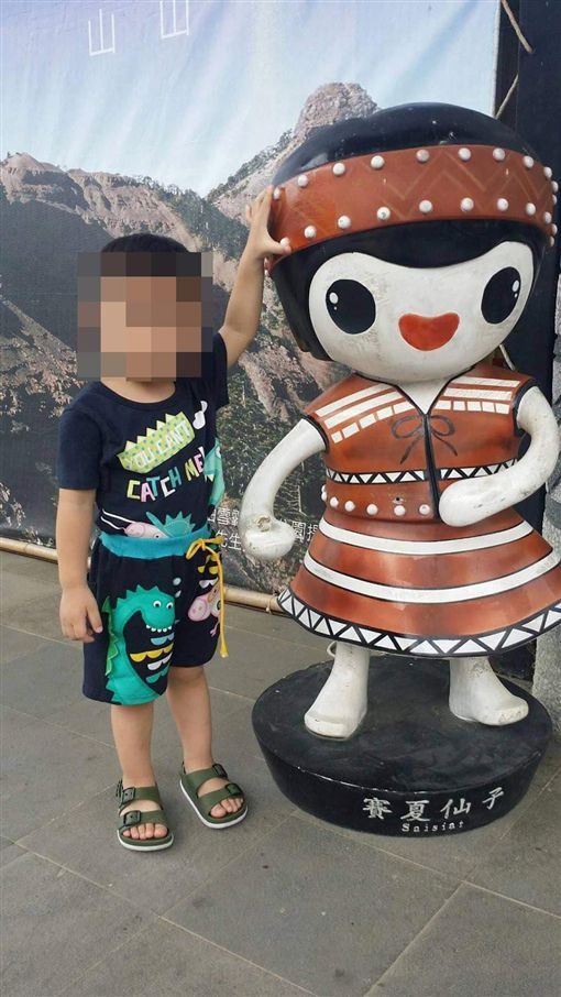 Đến nhà chồng cũ thăm con, người phụ nữ suýt ngất trước cảnh tượng khủng khiếp của con trai 3 tuổi ngay tại ban công trước cửa nhà-5