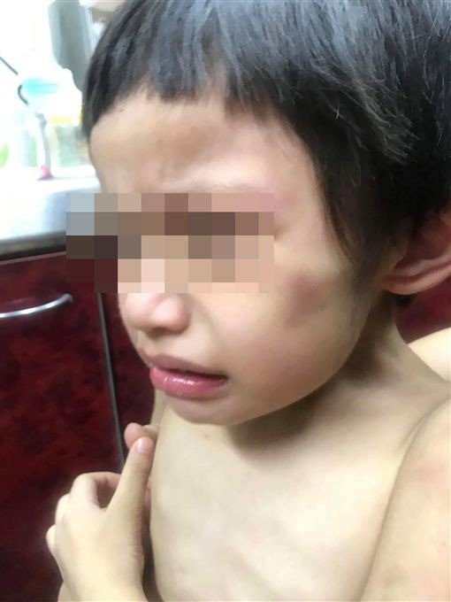 Đến nhà chồng cũ thăm con, người phụ nữ suýt ngất trước cảnh tượng khủng khiếp của con trai 3 tuổi ngay tại ban công trước cửa nhà-6