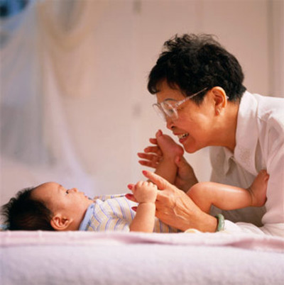 Mẹ bỉm sữa cấm bà nội hôn cháu vì hôi miệng, kẻ chê nàng dâu ghê gớm, người lại ủng hộ vì lý do này-2