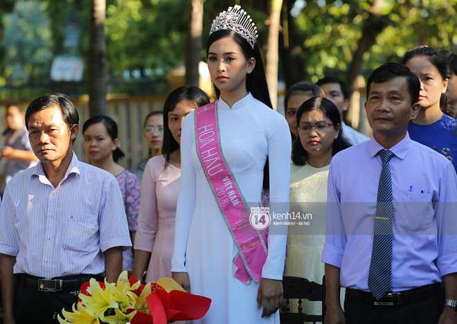 Hoa hậu Trần Tiểu Vy dịu dàng trong tà áo dài nữ sinh, về trường cũ tại Hội An dự lễ chào cờ-1