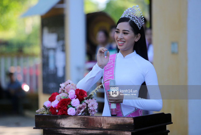 Hoa hậu Trần Tiểu Vy dịu dàng trong tà áo dài nữ sinh, về trường cũ tại Hội An dự lễ chào cờ-3
