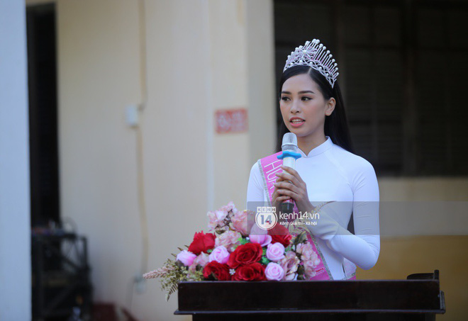 Hoa hậu Trần Tiểu Vy dịu dàng trong tà áo dài nữ sinh, về trường cũ tại Hội An dự lễ chào cờ-2