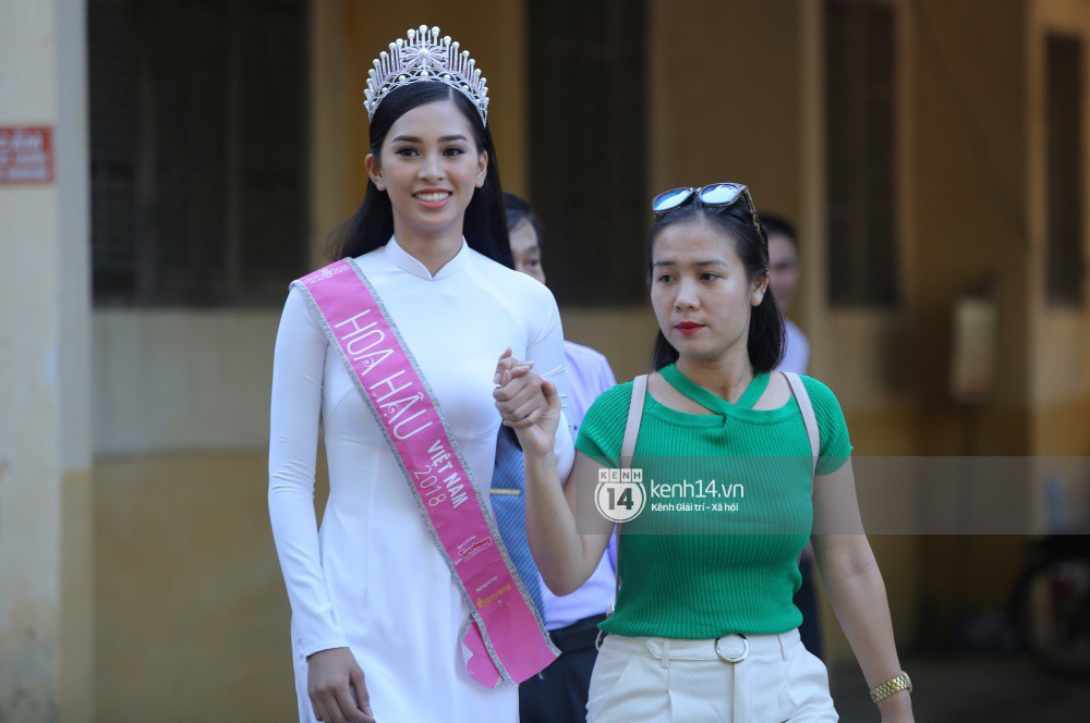 Hoa hậu Trần Tiểu Vy dịu dàng trong tà áo dài nữ sinh, về trường cũ tại Hội An dự lễ chào cờ-9