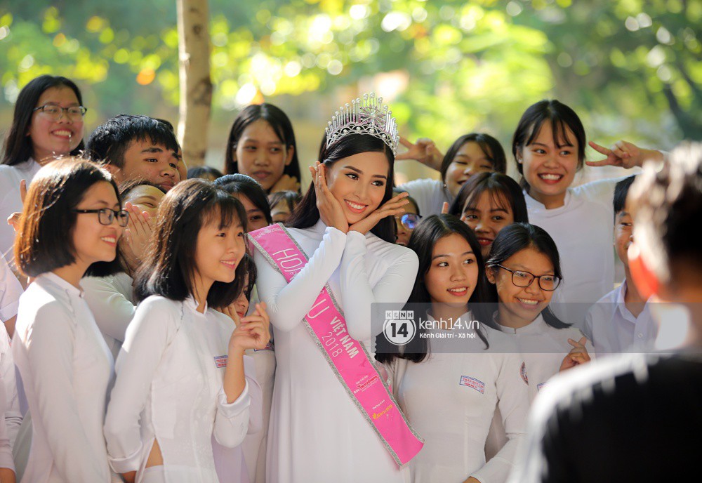 Hoa hậu Trần Tiểu Vy dịu dàng trong tà áo dài nữ sinh, về trường cũ tại Hội An dự lễ chào cờ-8