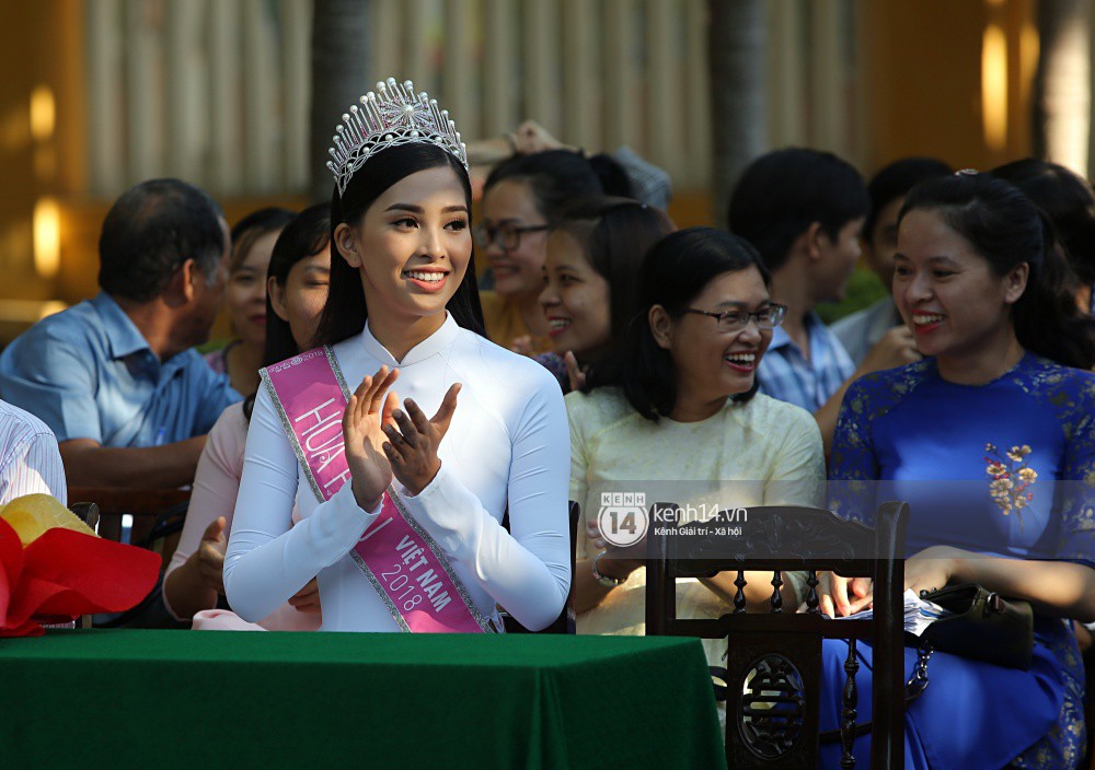 Hoa hậu Trần Tiểu Vy dịu dàng trong tà áo dài nữ sinh, về trường cũ tại Hội An dự lễ chào cờ-16