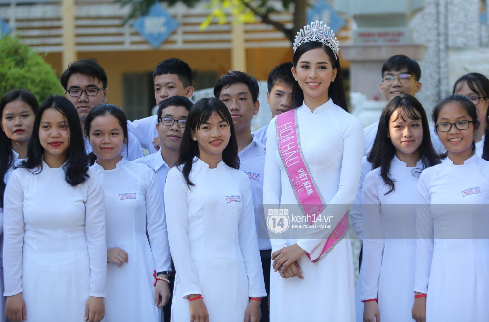 Hoa hậu Trần Tiểu Vy dịu dàng trong tà áo dài nữ sinh, về trường cũ tại Hội An dự lễ chào cờ-7