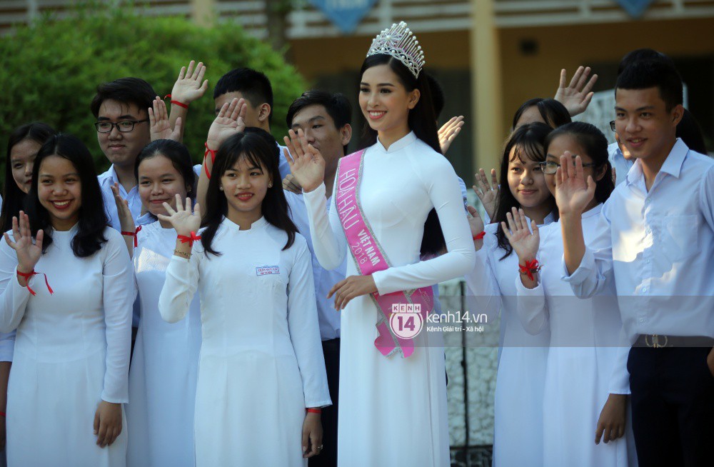 Hoa hậu Trần Tiểu Vy dịu dàng trong tà áo dài nữ sinh, về trường cũ tại Hội An dự lễ chào cờ-6