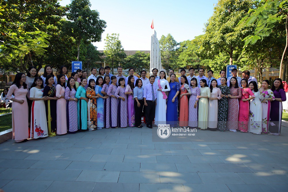Hoa hậu Trần Tiểu Vy dịu dàng trong tà áo dài nữ sinh, về trường cũ tại Hội An dự lễ chào cờ-11